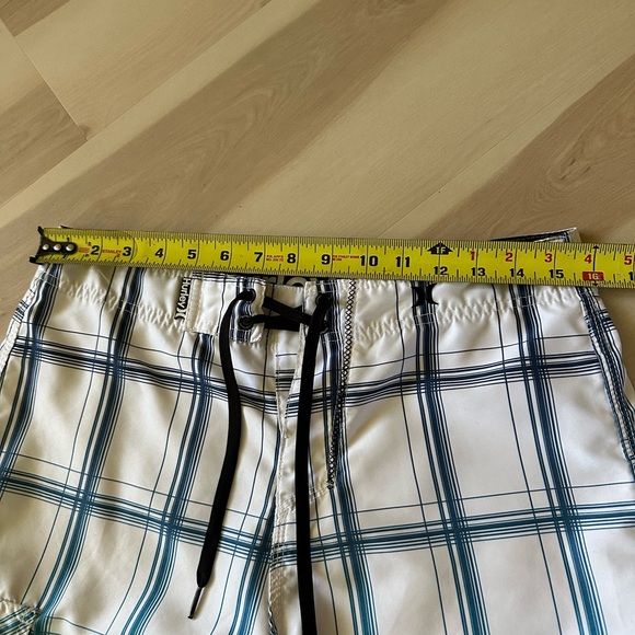 Hurley Board Shorts Mens 32 White Plaid Casual Swim Surf Kayak Beach Pool - Picture 2 of 5